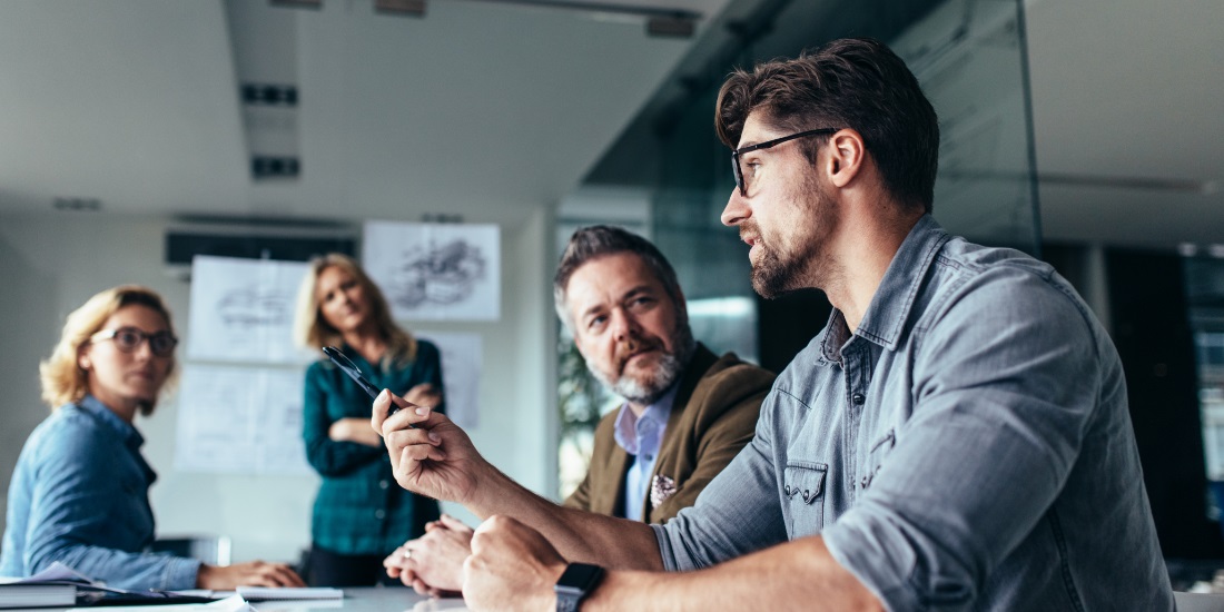 Supply chain planning team discussing S&OP strategies to align operations and improve decision-making